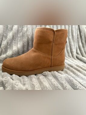 SINGLE SHOE LEFT SIDE: UGG Cory II Bootie in Chestnut Tan. No Box.